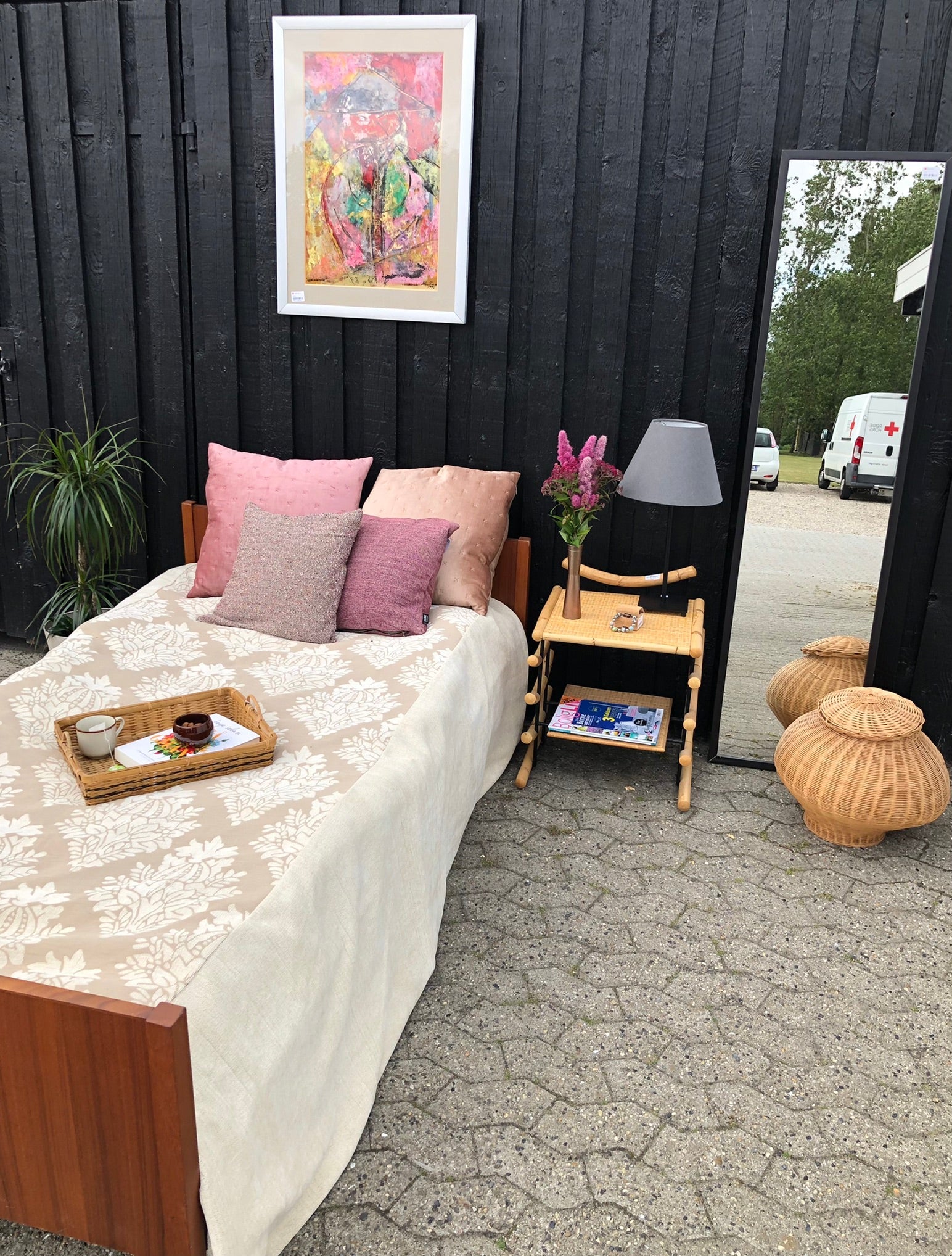 Find unikke møbelskatte i en genbrugsbutik – inspiration til dit hjem